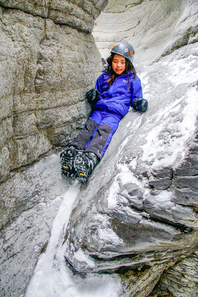 the-squeeze-maligne-canyon-icewalk