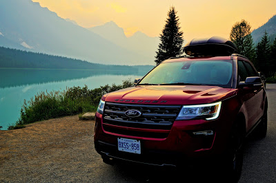 Ford-Explorer-Watridge-Lake-sunset-Banff