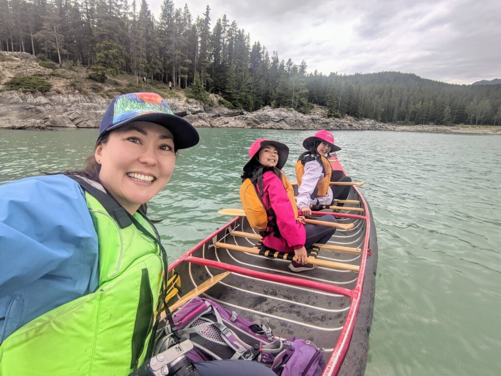 canoeing-lake-minnewanka-banff
