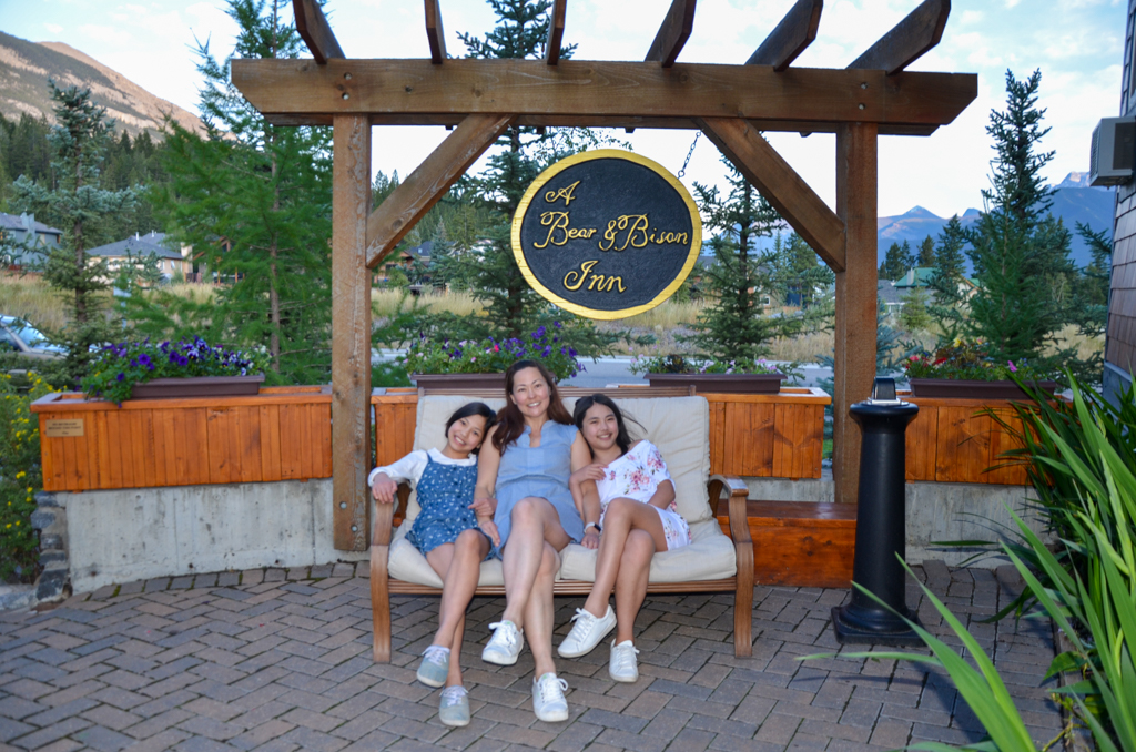 a-bear-and-bison-inn-canmore-06